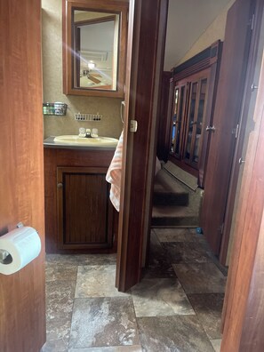 Dusche, Handtücher, Seife, Toilettenpapier