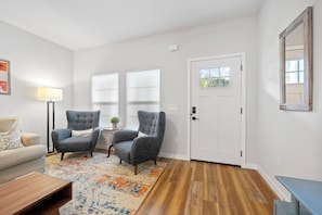 Ferienhaus, Mehrere Betten, Küche, Gartenblick (Hamilton) | Wohnbereich | 39-Zoll-Fernseher mit Kabelempfang