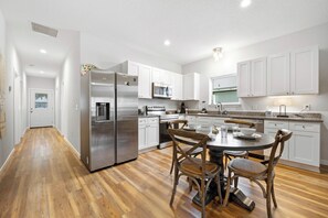 Ferienhaus, Mehrere Betten, Küche, Gartenblick (Hamilton) | Eigene Küche | Kühlschrank, Mikrowelle, Ofen, Herdplatte