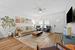 Ferienhaus, Mehrere Betten, Küche, Gartenblick (Hamilton) | Wohnbereich | 39-Zoll-Fernseher mit Kabelempfang