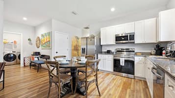 Cottage, Multiple Beds, Kitchen, Garden View (Hamilton) | Private kitchen | Fridge, microwave, oven, stovetop