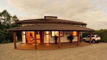 Vista frontal de la propiedad por la tarde o noche