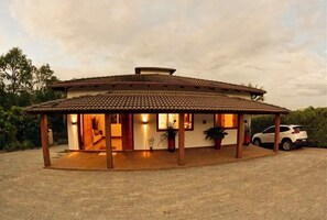 Front of property - evening/night - Lara's Home Suites (Capitólio)