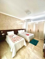 Minibar, escritorio y wifi gratis 