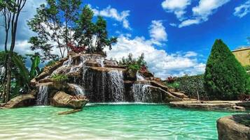 Piscina externa, guarda-sóis, espreguiçadeiras