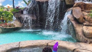 Piscina externa, guarda-sóis, espreguiçadeiras
