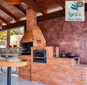 BBQ/picnic area - Lara's Home Suites (Capitólio)