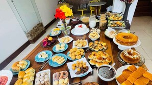 En buffet med forskellige retter og en kage.