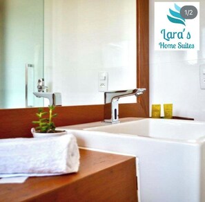 Suite Deluks, 1 kamar tidur, AC | Kamar mandi | Shower, pengering rambut, sabun, dan sampo