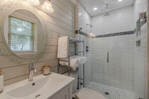 Haartrockner, Handtücher, Seife, Toilettenpapier