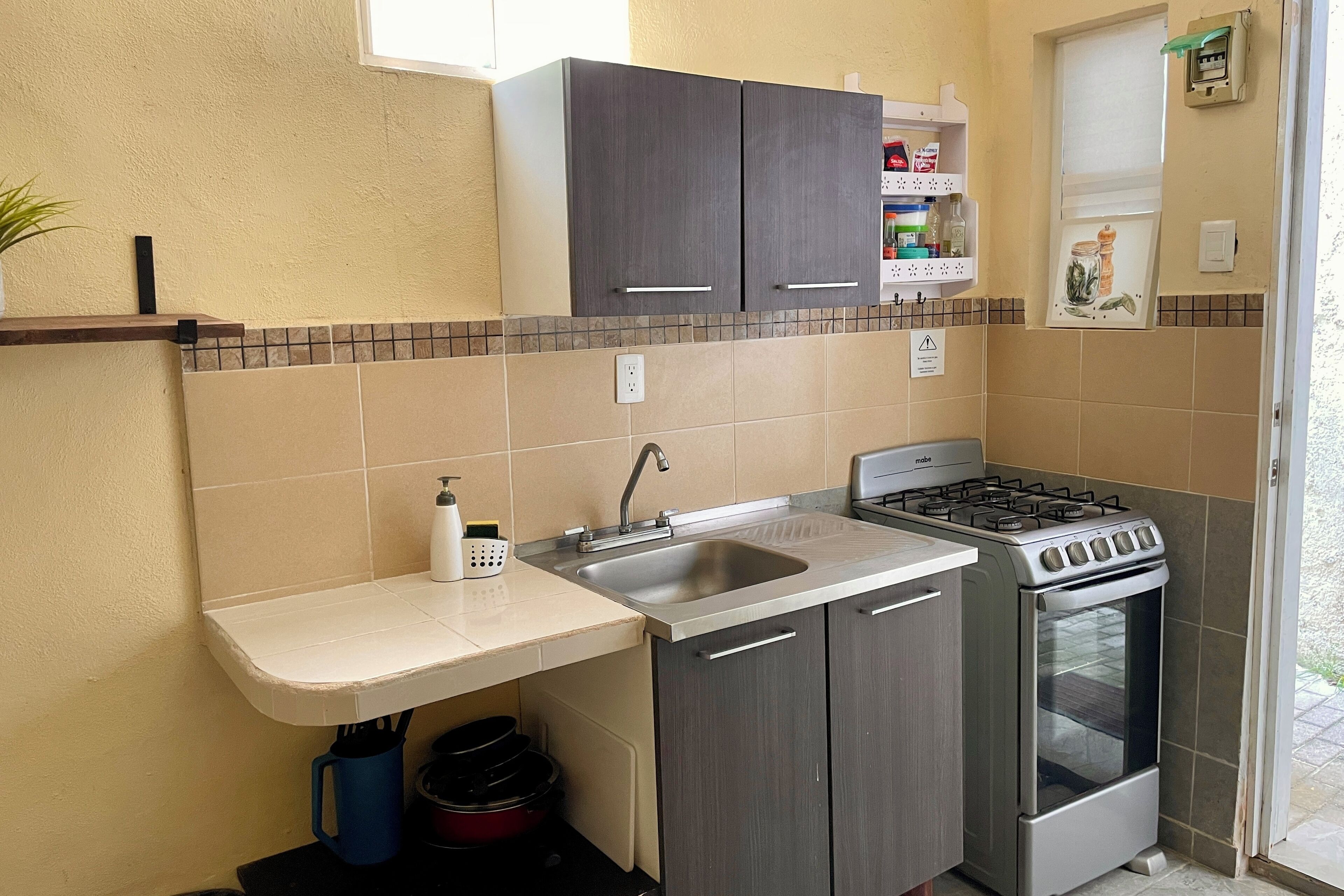 Réfrigérateur, micro-ondes, plaque de cuisson, cafetière/bouilloire