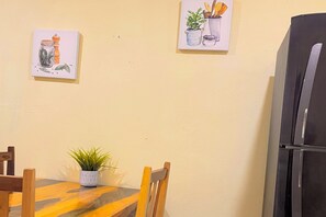 Dining - Private studio for 3 guests. A/C, Wi-Fi, TV, equipped kitchen. Steps from the beach. (Centro Isla Mujeres)