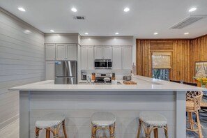 Køleskab, mikrobølgeovn, ovn, kogeplade