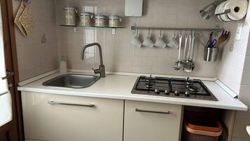 Mikrowelle, Ofen, Herdplatte, Wasserkocher mit Kaffee-/Teezubehör