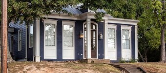 The Maxwell 1BR CozyTriplex by Velvet Ditch Villas