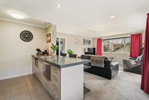 Beauty on Bantry - Alexandra Holiday Home