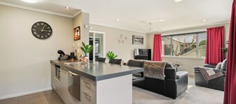 Beauty on Bantry - Alexandra Holiday Home