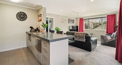 Beauty on Bantry - Alexandra Holiday Home