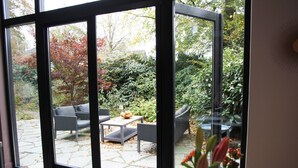 Een modern interieur met een schuifdeur die uitkomt op een terras.