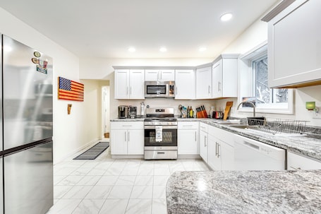 Fridge, microwave, oven, stovetop. Feel the real VT! Lakes, hikes, a foodies delight!