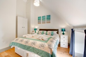 A bedroom with a bed, nightstands, a wardrobe, and a window with curtains. - 3 Bed in Totnes (oc-bcdart) (Broadhempston)