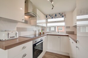 Mikrowelle, Ofen, Geschirrspüler, Toaster