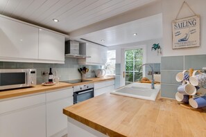 Mikrobølgeovn, ovn, oppvaskmaskin og kjøkkenutstyr