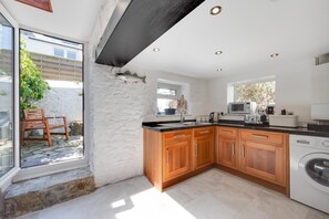 Microwave, oven, dishwasher, toaster - 3 Bed in Brixham (oc-sdbell) (Brixham)