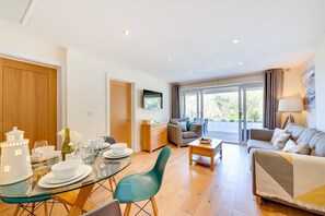 TV - 2 Bed in Brixham (oc-bh056) (Brixham)