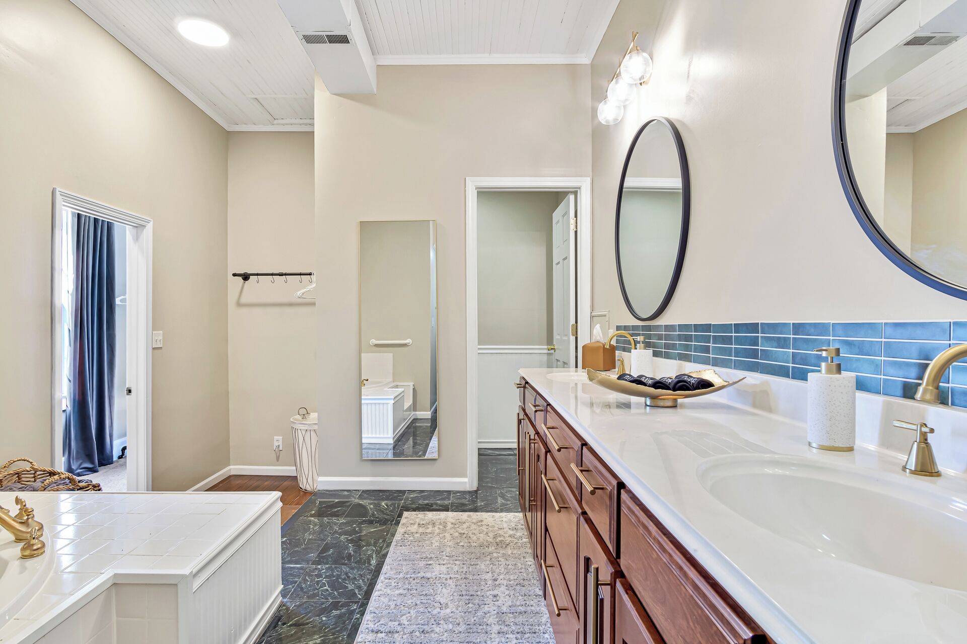 淋浴设施、吹风机、毛巾、肥皂