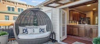 Firepit, Rooftop deck, Games & Bridal Suite and right next to The Coffee Girl