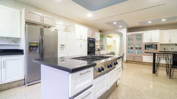 Microondas, horno, parrilla de estufa y lavavajillas