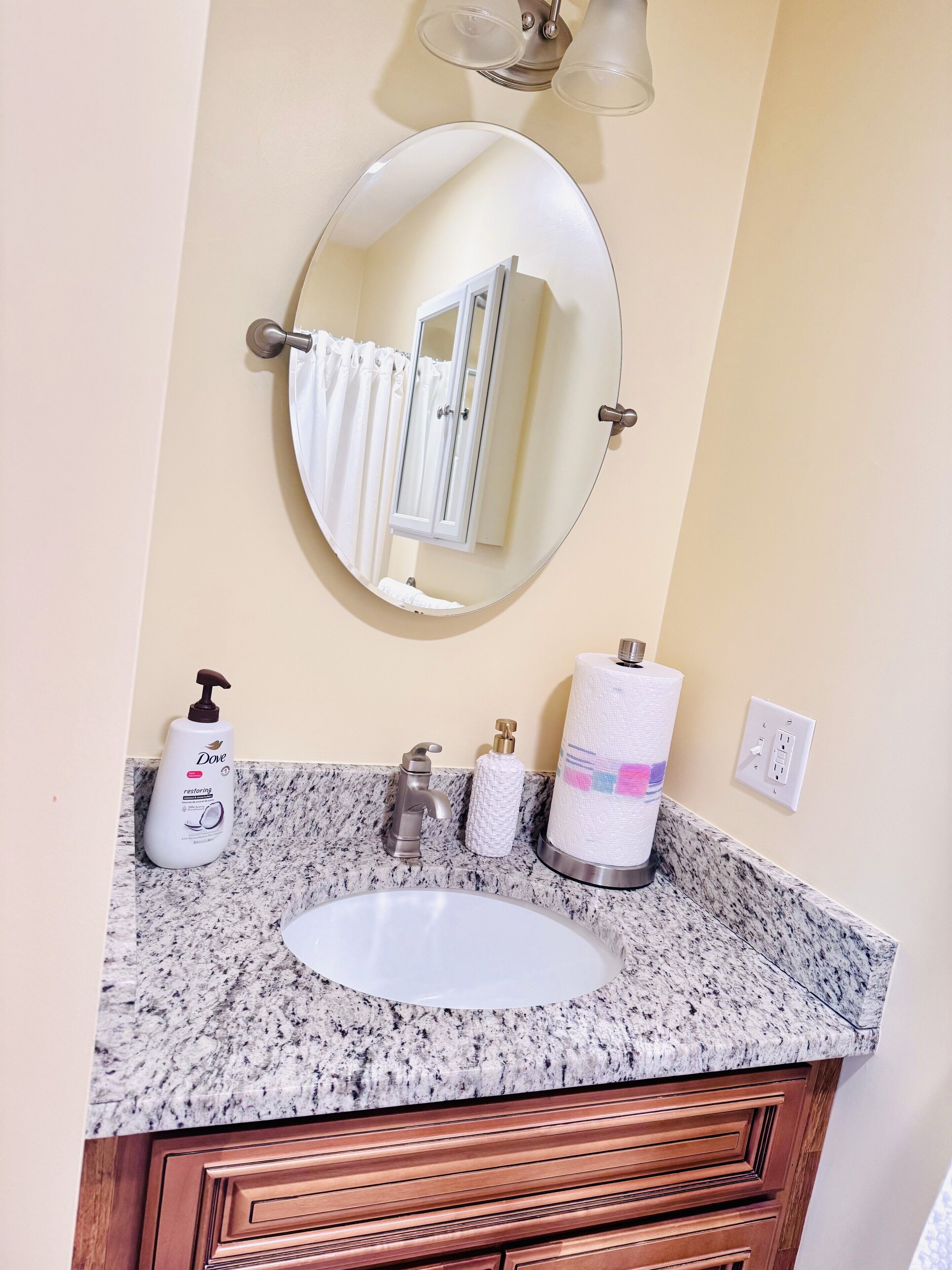 Een douche, handdoeken, toiletpapier