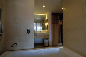 Serviettes fournies, savon, shampooing, papier de toilette