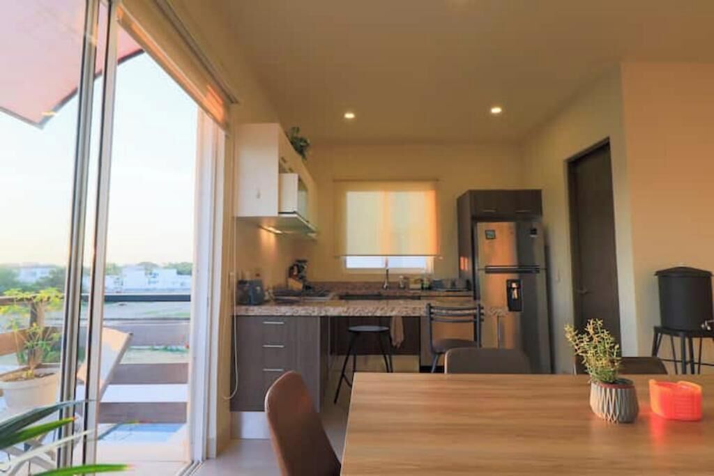 Mikrobølgeovn, ovn, kokeplater og oppvaskmaskin