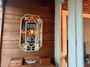A wooden wall with a framed sign that reads 'DAME UN BESO.' - Heritage House ~ Living Art ~ Steps from Bell St (Los Alamos)