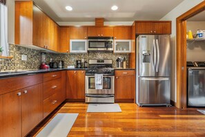 冷蔵庫、電子レンジ、オーブン、コンロ