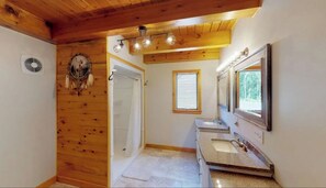Shower, hair dryer, towels, toilet paper - Country timber frame home (Candor)