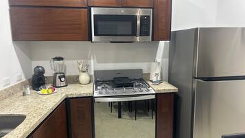 Refrigerador, microondas, horno y cafetera y tetera