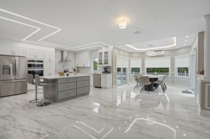 Kjøleskap, oppvaskmaskin, kaffetrakter/tekoker og brødrister