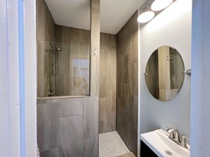 Dusche, Handtücher, Toilettenpapier