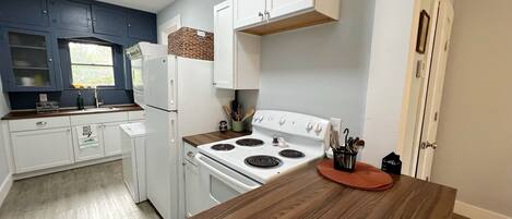 Réfrigérateur, micro-ondes, four, cafetière/bouilloire