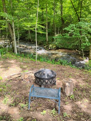 Property grounds - Witt's End...Cozy RV with AC and WiFi in Charming Del Rio in the Smoky Mountains (Del Rio)