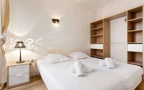 1 habitación, tabla de planchar con plancha y cuna de viaje 