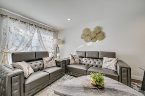 TV - 1 Mi to MGM Springfield: Cozy Winter Duplex! (Springfield)