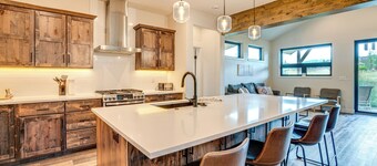 Private Hot Tub & Patio: Granby Mtn Retreat!