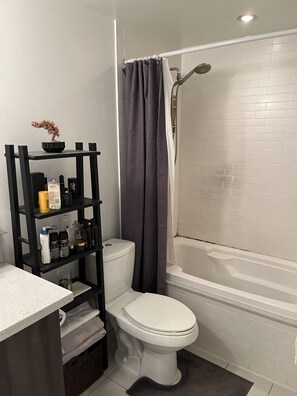 ヘアドライヤー、タオル、石鹸、シャンプー