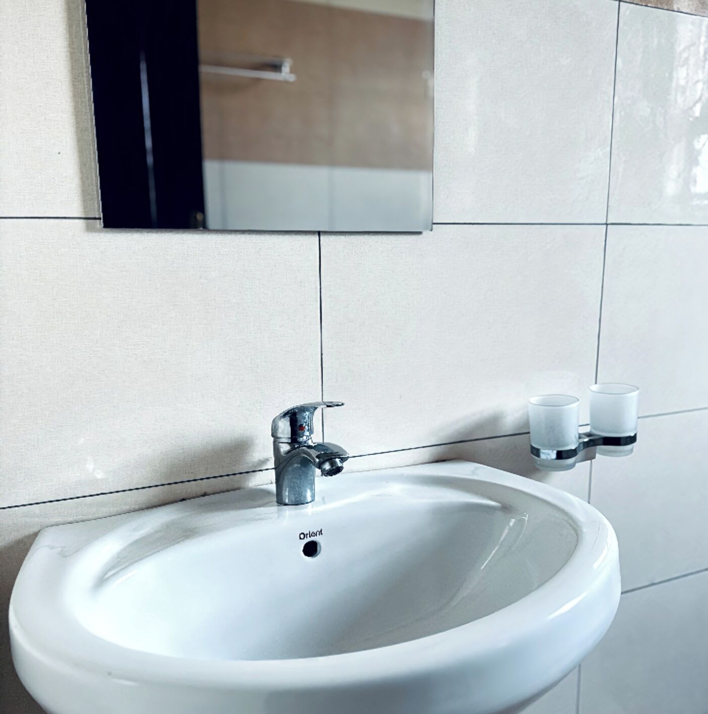 Toalhas de banho, sabonete, shampoo, papel higiênico