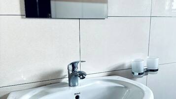 Toalhas de banho, sabonete, shampoo, papel higiênico