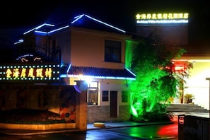 Un bâtiment doté d’une enseigne lumineuse et d’une entrée bien éclairée.